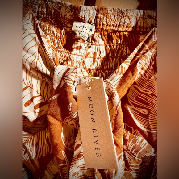 Moon River Floral Golden Top…Small..NWT - Picture 3 of 3